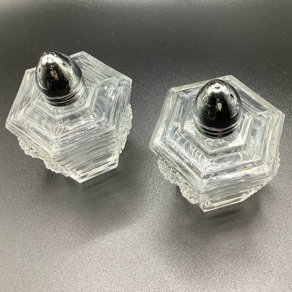 Vintage crystal salt and pepper shakers - Picture 5 of 5